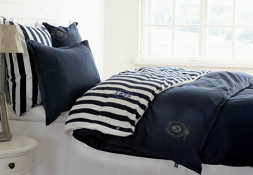 Marka Grand Design, pościel w granatowe i białe pasy Jersey Stripe Navy, od 465 zł, oraz Oxford z logo