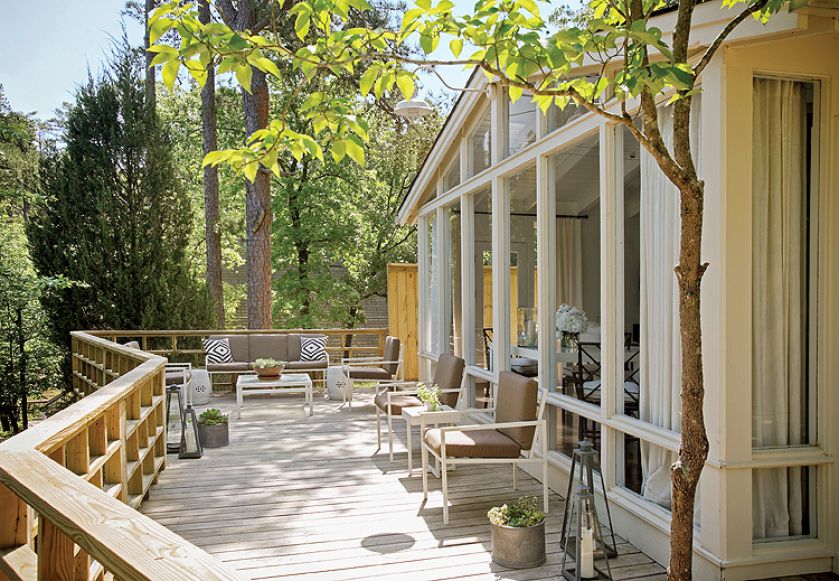 W założeniu dom miał być urządzony tak, by panował w nim przede wszystkim spokój. Taras i salon wydają się