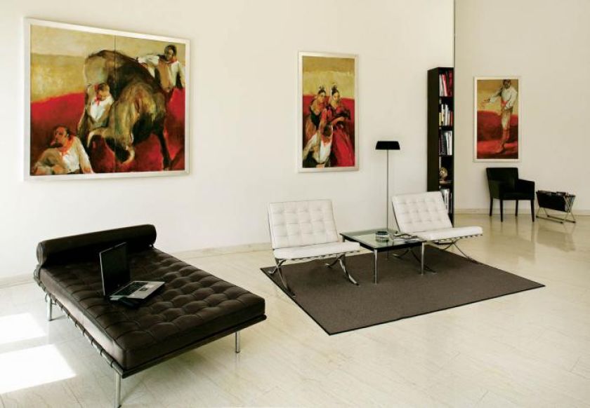 Skórzany szezląg i białe fotele. Słoneczna posiadłość