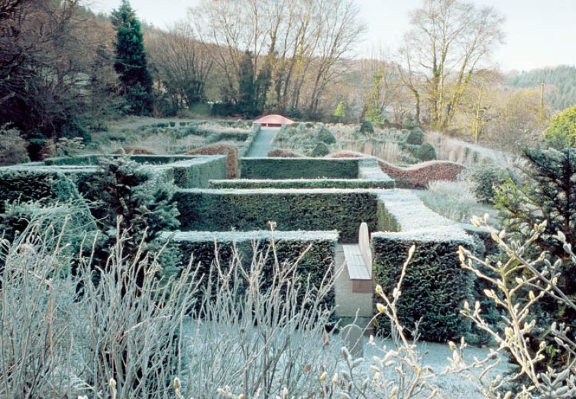 W labiryncie żywopłotów można sobie przysiąść w ustronnym miejscu.