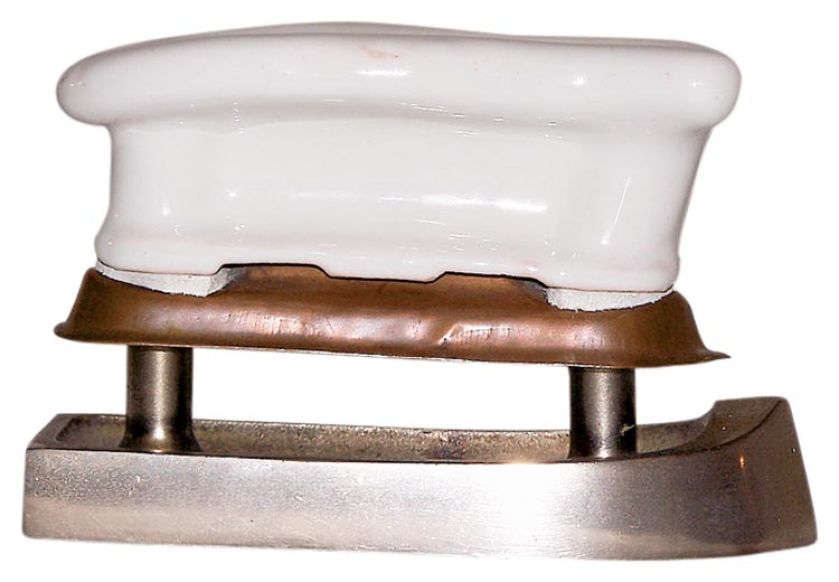 Żelazko z białą porcelanową rączką, produkcji polskiej firmy Torpedo, ogrzewane denaturatem, prawdopodobnie z Krakowa, pocz.