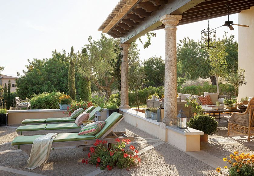 Jeśli gdziekolwiek na ziemi jest raj, to Bettina właśnie go znalazła. W swoim domu na Majorce, w małej wsi