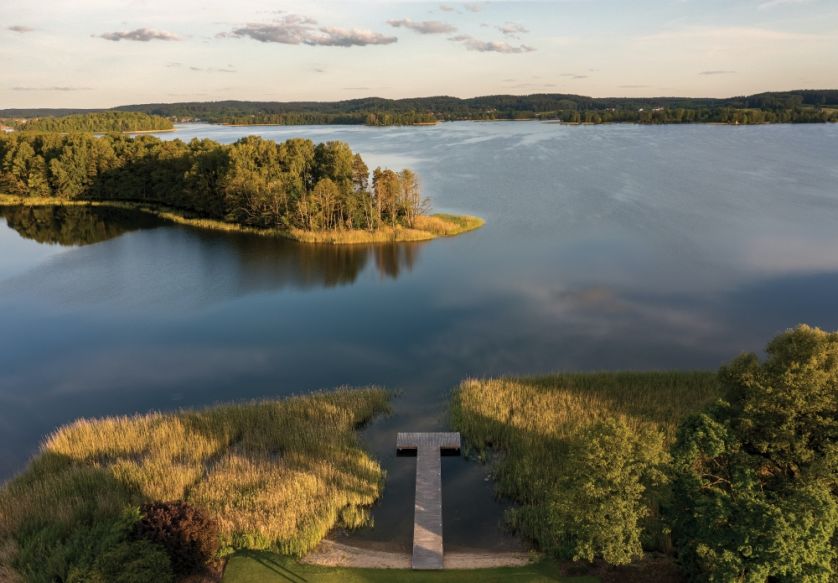 polski dwór na Warmii z malowniczym widokiem na jezioro