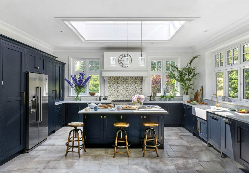 granatowa kuchnia w stylu angielskim
