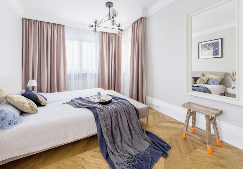 Czym zasłonić okno w sypialni