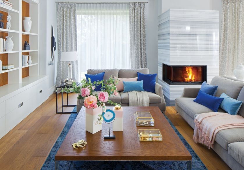 salon z kominkiem narożnym