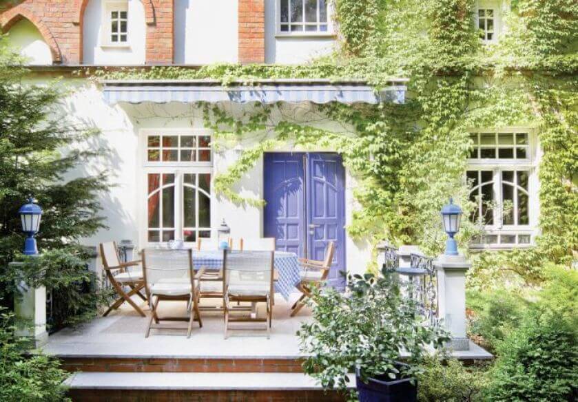 Taras otocza zieleń ogrodu. U wydawców tygodnika „Wprost”