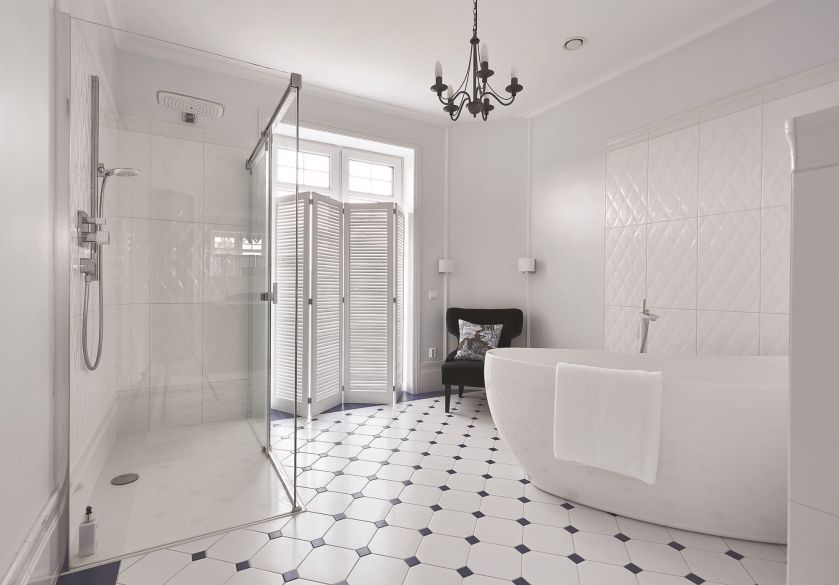 biała łazienka w stylu francuskim