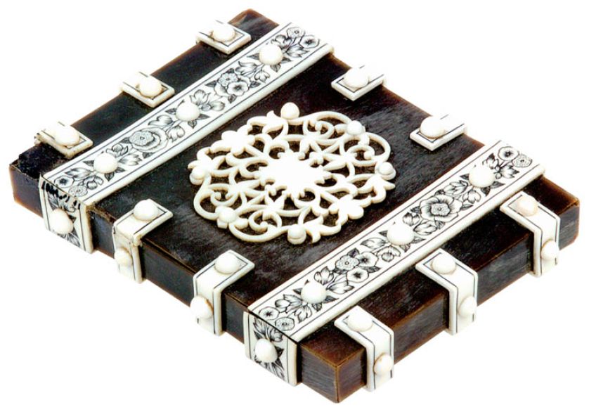 Drewniany wizytownik z Indii, zdobionego kością słoniową, 1870-1890 r., z kolekcji Włodzimierza Hermana, fot. G.