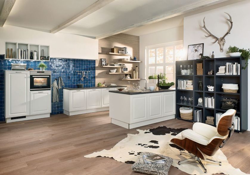 BREDA WEISS, kuchnia z półkami i klasykiem dizajnu – fotelem Lounge Hair, HAECKER.