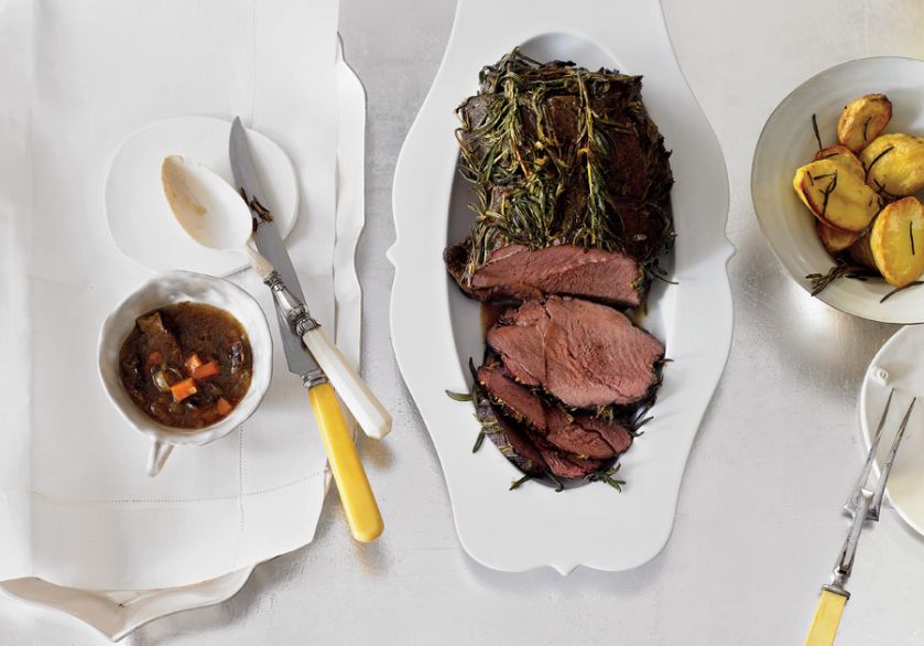 Pieczony udziec z jelenia. Dla miłośników steków, kotlecików, medalionów