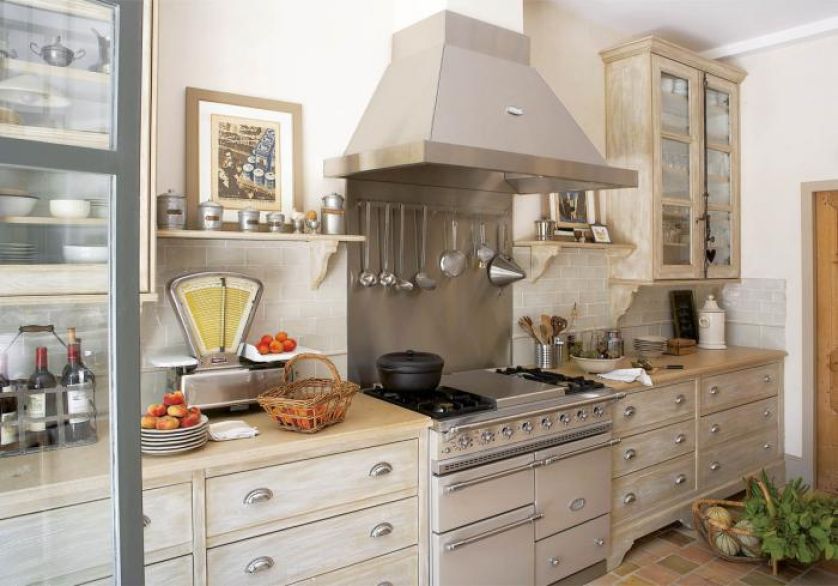 Podglądamy, jak projektantka urządziła się w starej farmie na południu Francji.