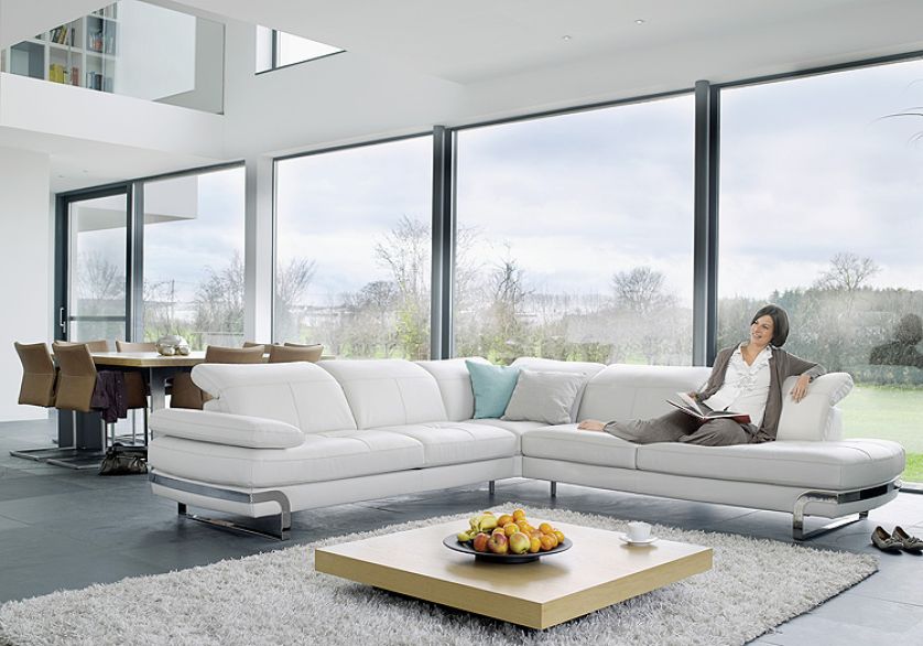 Ten model ma elektrycznie rozkładane siedzisko. Do wyboru 14 kolorów kontrastowych nici. Cena – w zależności od