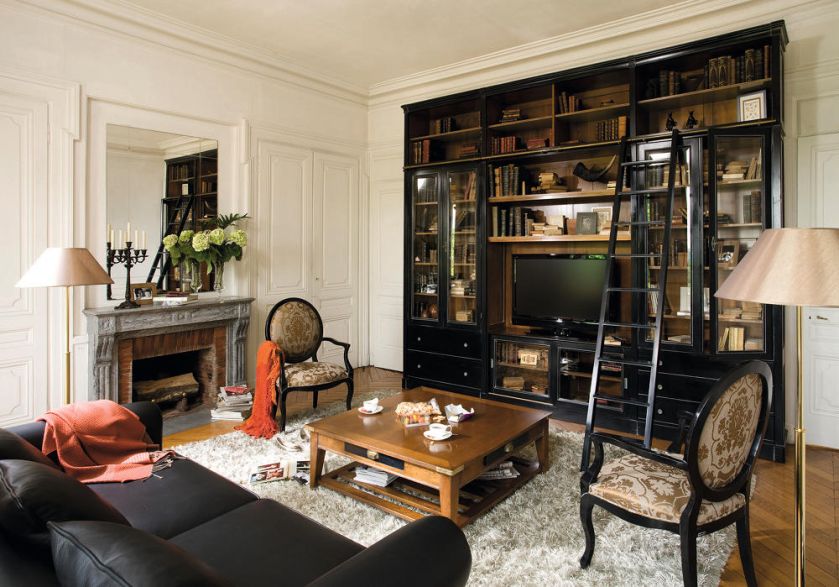 Moduły dopasowane do wielkości wnęki, z miejscem na telewizor.