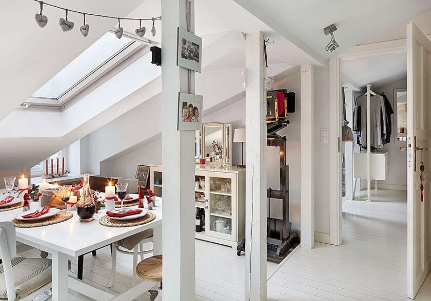Białe mieszkanie na strychu urządzone w stylu skandynawskim.
