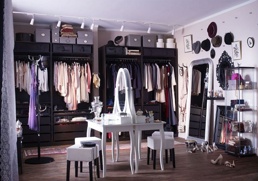 Ikea. Toaletka jako element wyposażenia bardzo dużej garderoby.