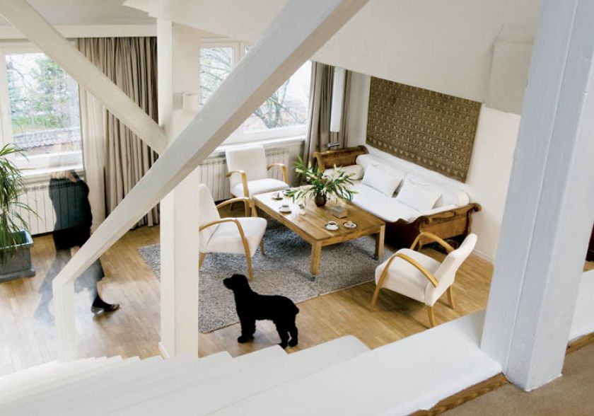 Na wyższe piętro można wejść po dwóch parach schodów.