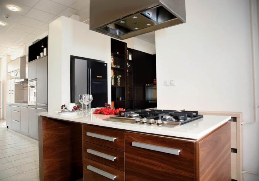 Płyta tradycyjnie na wyspie, winiarkę wmontowano w ścianę. DAEWOO