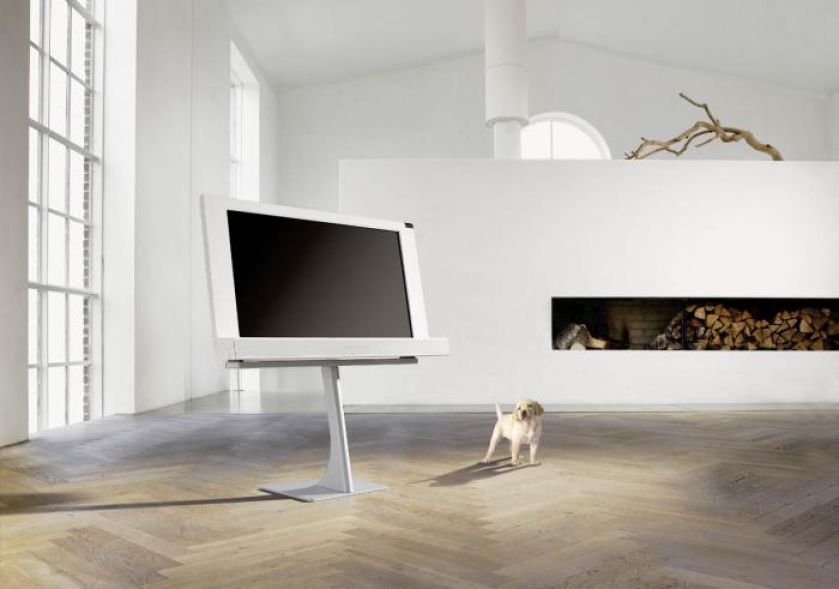 32-calowy ekran LCD BeoVision 8 w nietypowej, bo białej, obudowie. Dla mniej odważnych - wersja klasyczna, czarna. BANG