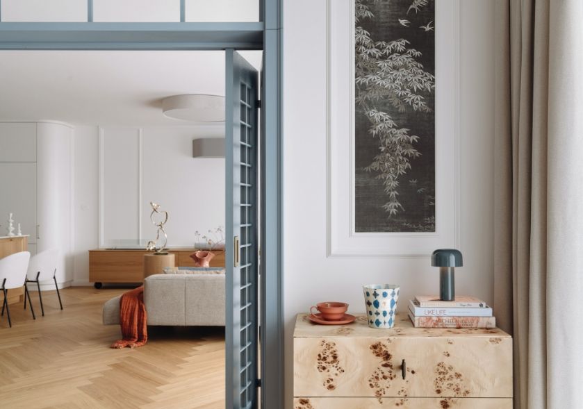 eleganckie mieszkanie z błękitnymi drzwiami