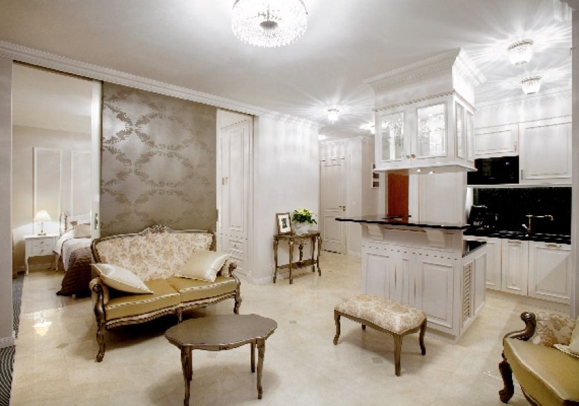 Jasne tkaniny - dzięki nim stworzono wnętrze eleganckie i przytulne.