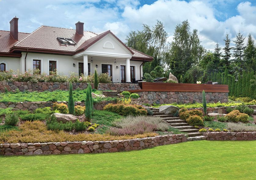 Kwiaty i krzaki rosną na specjalnie zaprojektowanych rabatach. Mają układ kaskadowy.