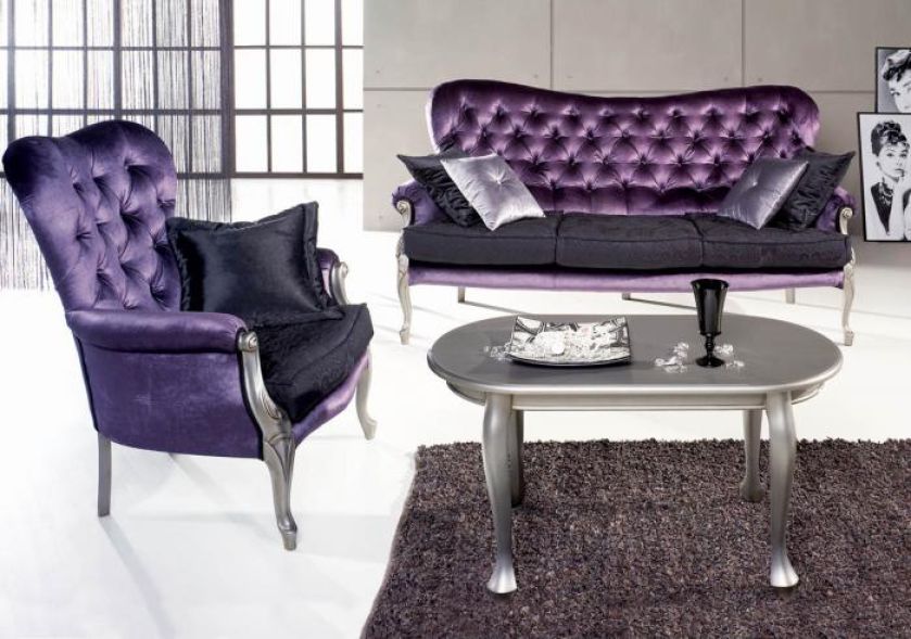 Meble pokryte srebrną emalią i obite pluszem. Trzyosobowa sofa kosztuje 4515 zł, fotel ­- 2625 zł, ława - 1050 zł. MEBLONOWAK