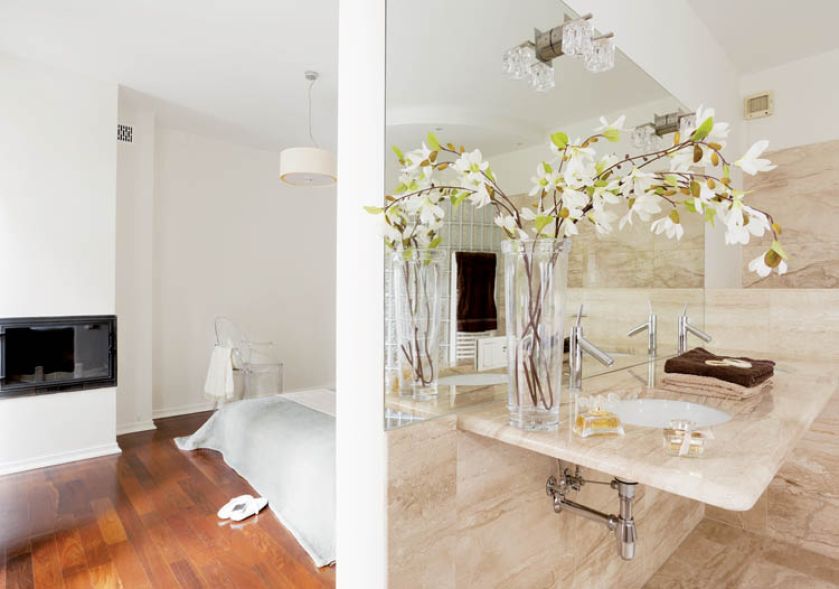 Sypialni od eleganckiej łazienki nie dzielą żadne drzwi. Jest także kominek. Cudem udało się namówić