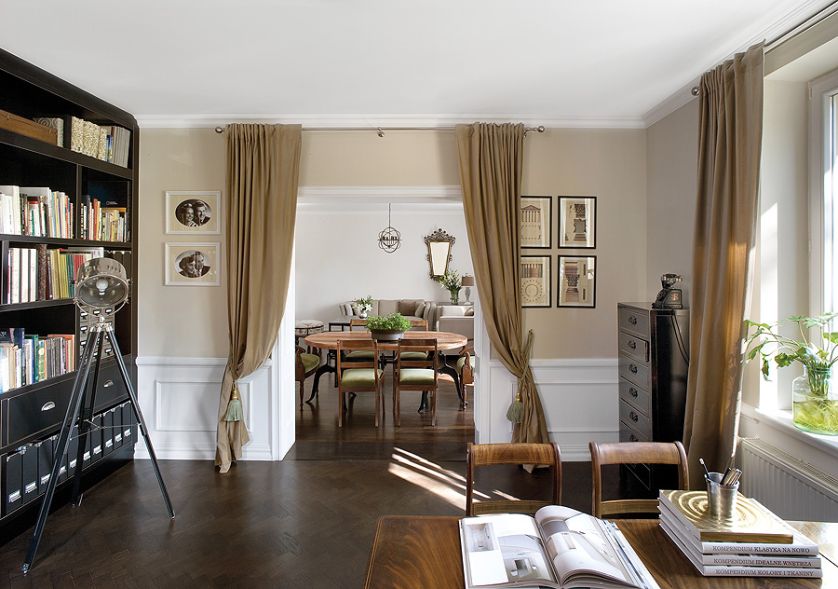 W tym domu rządzą szlachetne, stonowane kolory, klasyczne kształty i wygodne meble.