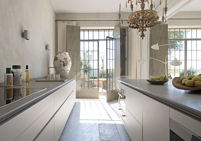 Żyrandol tylko wygląda na stary, w rzeczywistości to bardzo współczesny projekt francuskiego studia Les Pic Original.