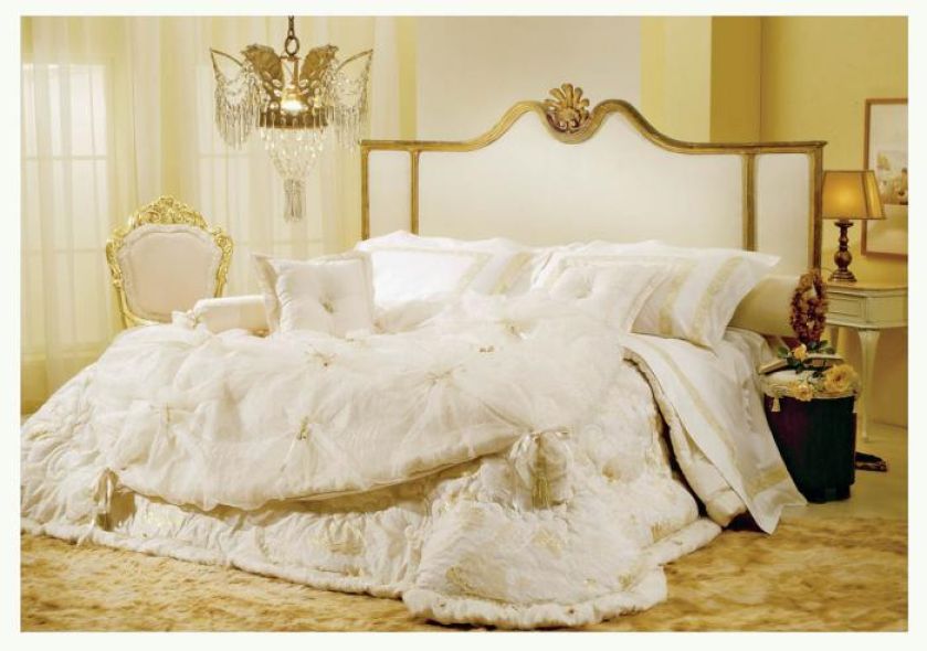 Jedwabne poduszki i satynowa narzuta będą idealne. Tkaniny Gemma firmy Lady Laura. ORIGINE ITALIA