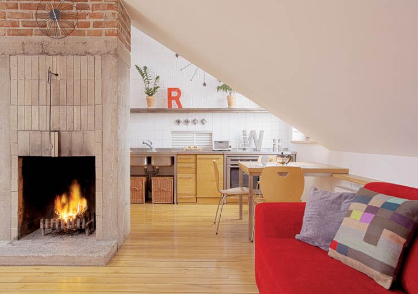 Kominek nie tylko grzeje, ale i zasłania kuchenny bałagan.