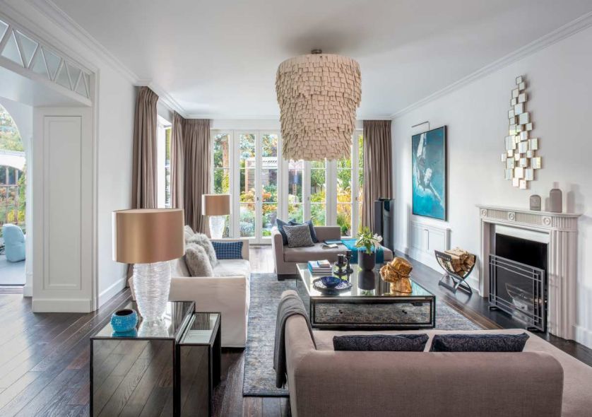 Żyrandol to dzieło brytyjskiej designerki Abigail Ahern. Każdy płatek był ręćznie robiony z porcelany.