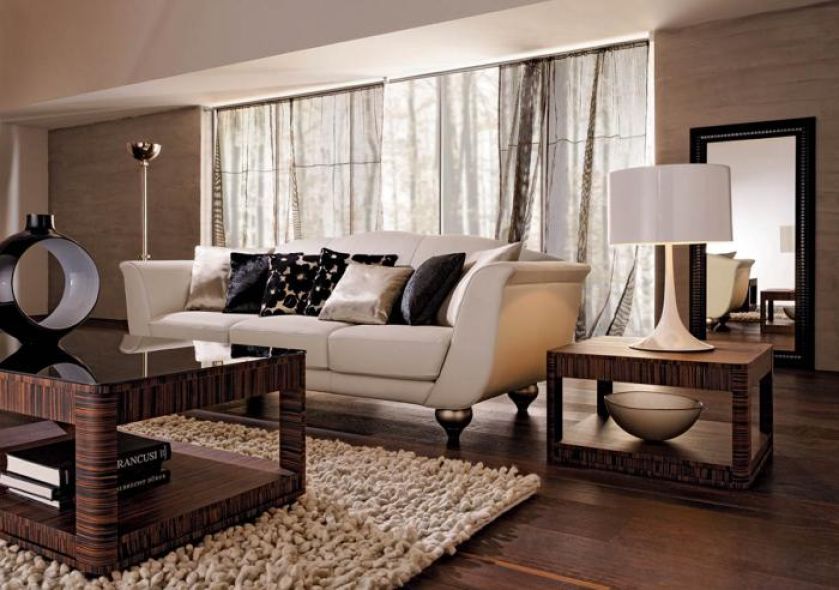 Trzyosobowa sofa z nogami z litego buku. Wymiary: 242 x 92 x 92 cm. Cena – od 18 900 zł. SELVA