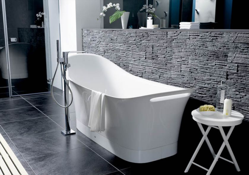 Wanna (25 690 zł) i bateria (9450 zł) Axor Urquiola. Wokoło przemyślane zaaranżowane drobiazgi. HANSGROHE