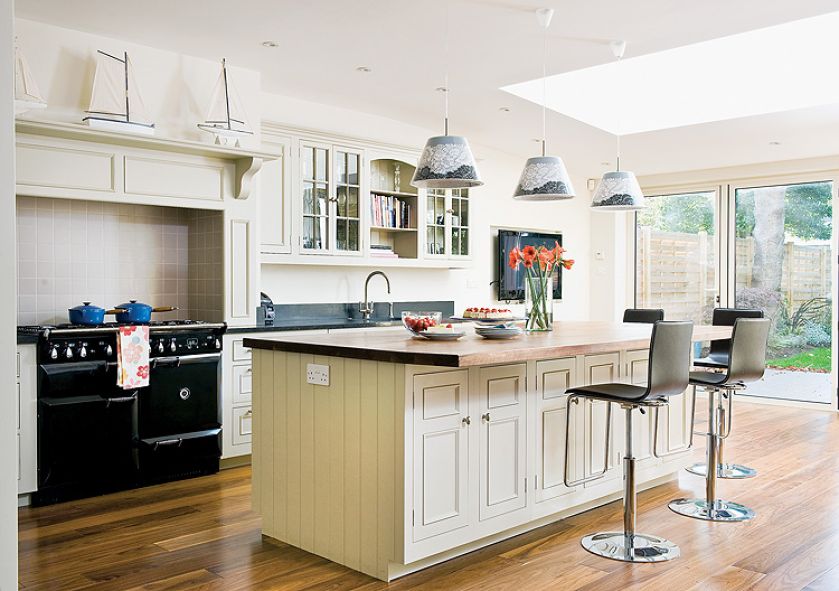 Kuchnia urządzona klasycznie i nowczesny sprzęt agd.