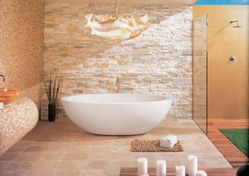 Drobna mozaika po lewej to kolekcja Goldenstone - 76 zł/m2, na podłodze trawertyn Alpaca - 291 zł/m2. ANICAR - GALERIE VENIS