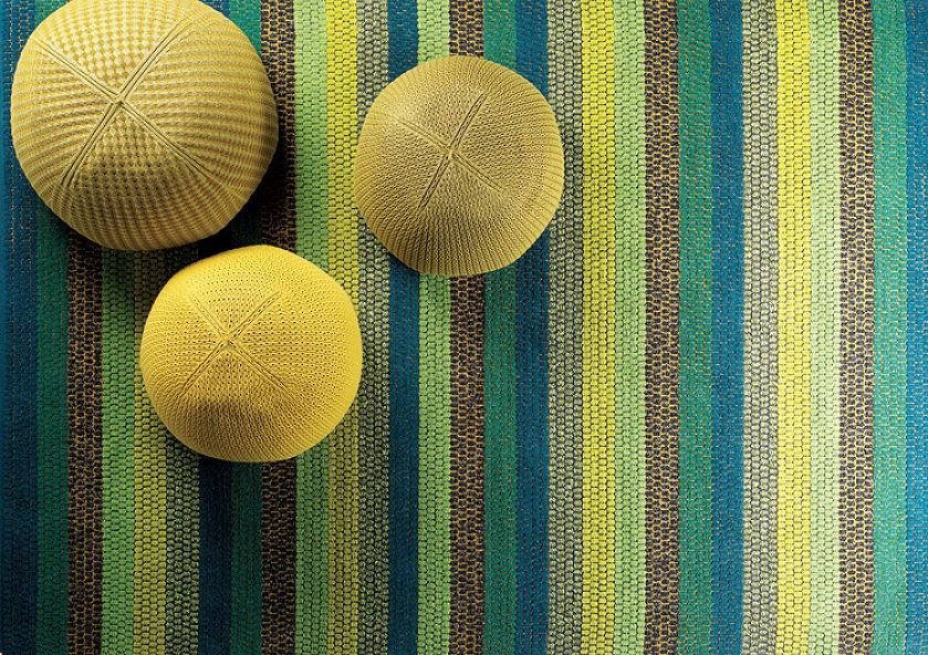 Prosty wzór: dywan w kolorowe paski.