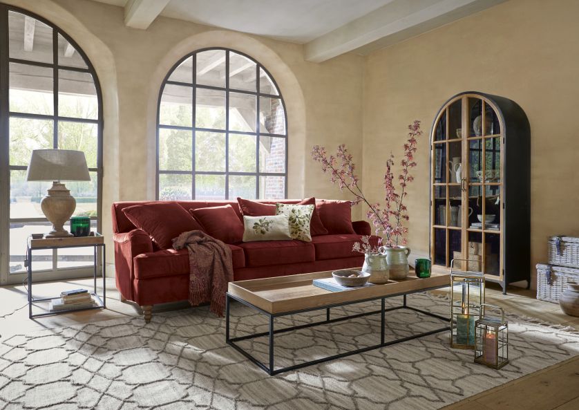 kącik wypoczynkowy ze stylową witryną