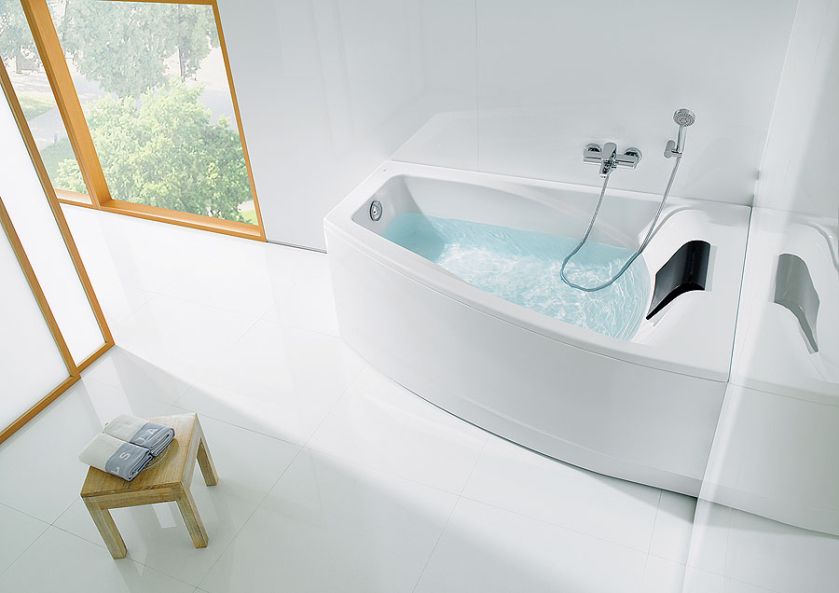 Coś dla lubiących czytać w wodzie. Akrylowa wanna Hall z hydromasażem, wygodnym, profilowanym oparciem dla