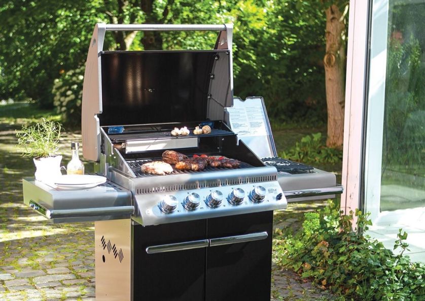 Grille gazowe i węglowe Napoleon®. Meble ogrodowe, parasole, grille i zadaszenia – urządzamy ogród marzeń z Garden Space