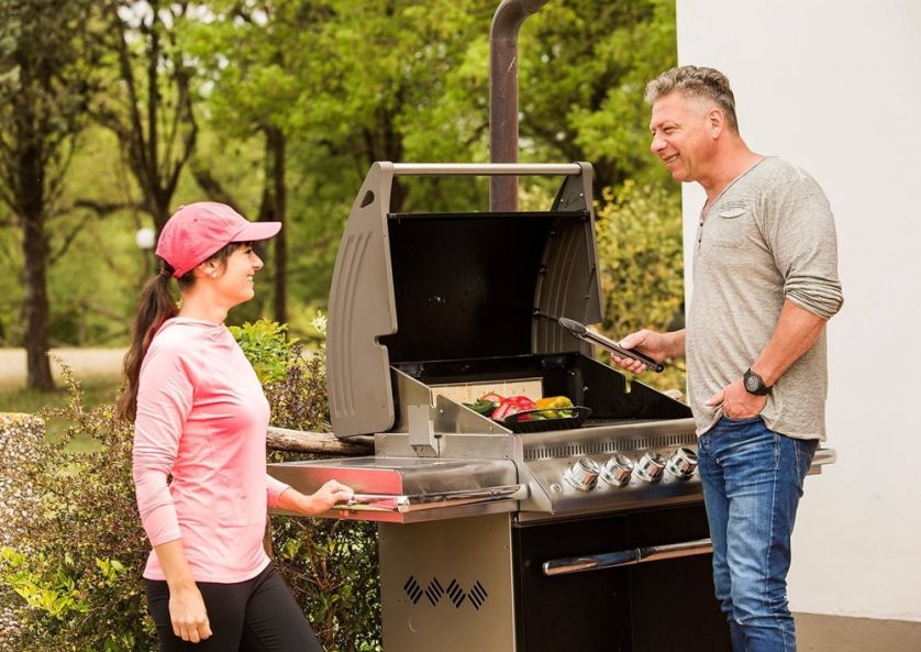 Grille gazowe i węglowe Napoleon®. Meble ogrodowe, parasole, grille i zadaszenia – urządzamy ogród marzeń z Garden Space