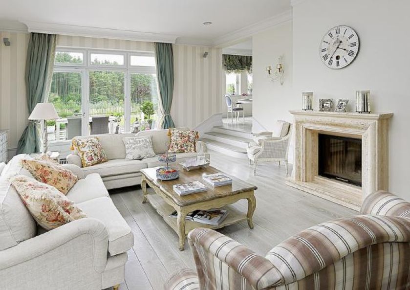 Jak urządzić salon z kominkiem? To od rodzaju kominka będzie zależał styl aranżacji salonu. Obudowa kominka wcale nie musi