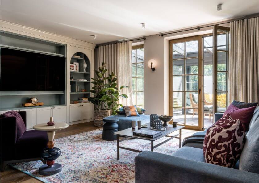 zabudowana ściana w salonie