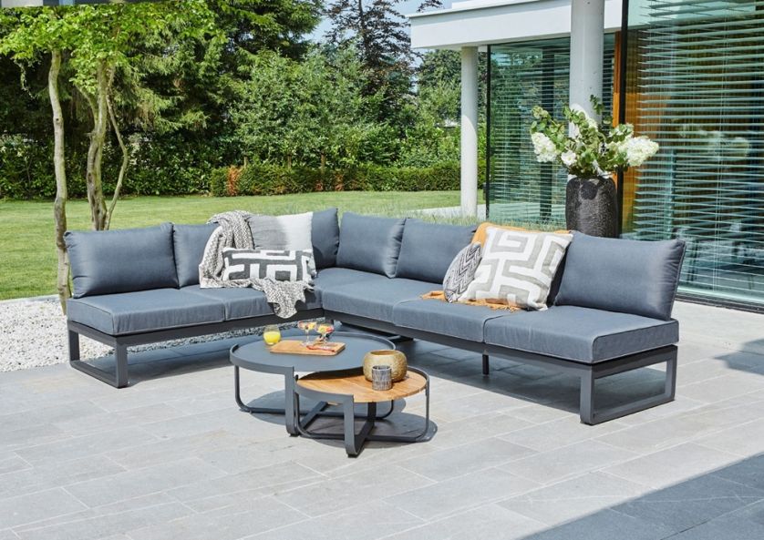 Meble ogrodowe, parasole, grille i zadaszenia – urządzamy ogród