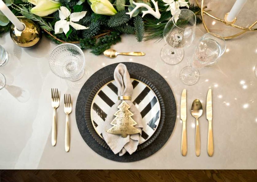 Stół wigilijny w czerni i złocie, aranżacja