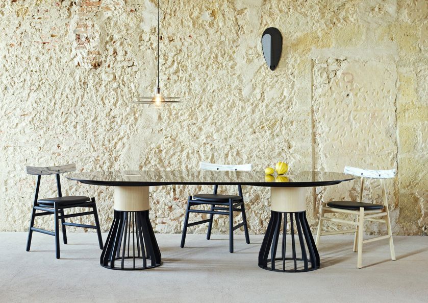 Stół Mewoma, La Chance. 30 stołów do jadalni z blatami z drewna, kamienia i szkła