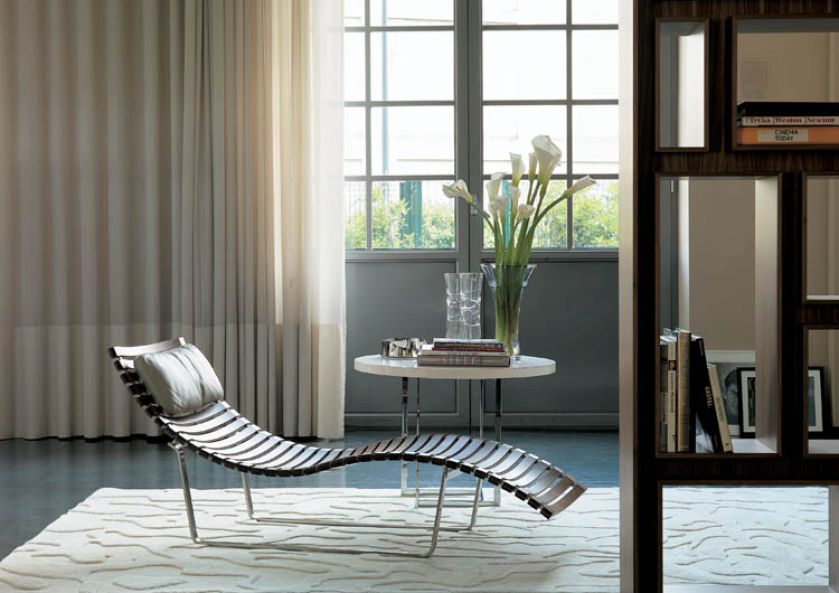 Szezlong Nap firmy Porada z drewna orzechowego. Cena - od 13 660 zł. MEBELLA