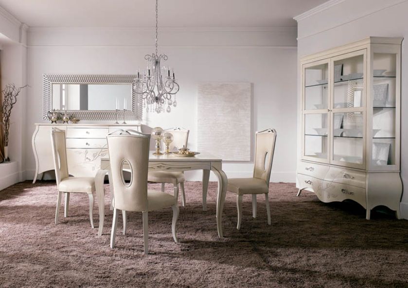 W kolorze kości słoniowej. Klasyczna w stylu witryna zdobiona jest delikatnym kwietnym ornamentem. GALERIA WNĘTRZ