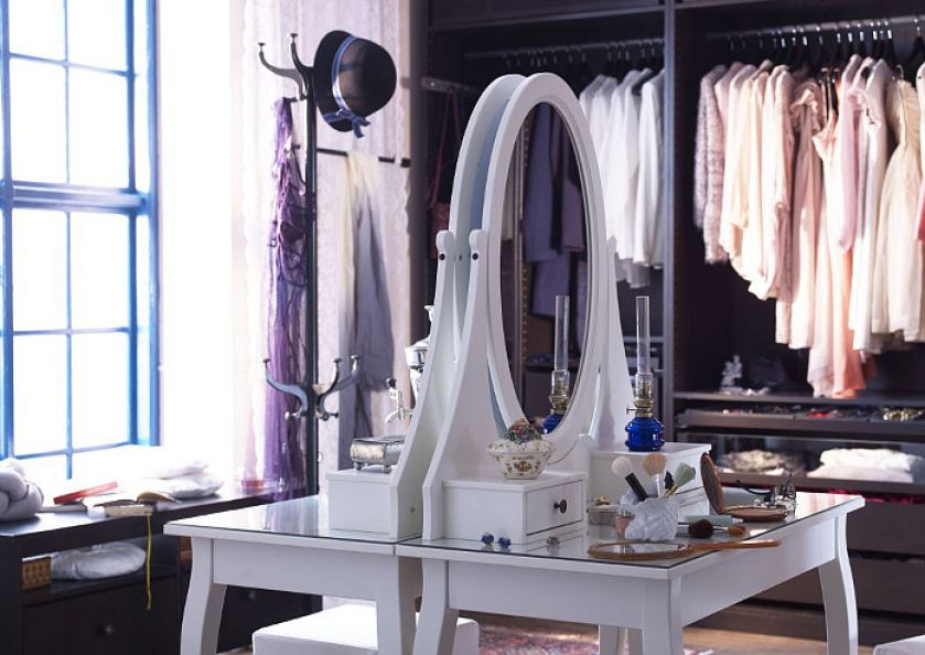 Elegancja i glamour - toaletka w garderobie. Ikea.